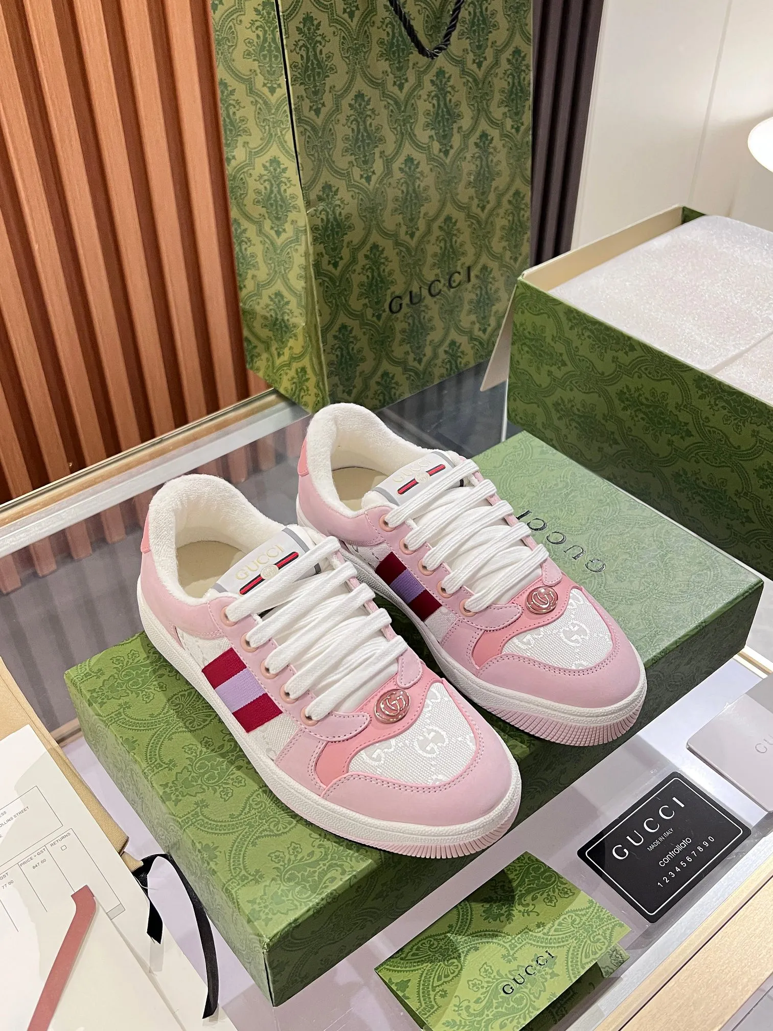 👟👟Ex-factory price 540👟👟 ⚡️Gucci Dirty Shoes Top factory quality, impeccable at the counter, the comfort is incredible. Retro distressed elements, washed retro logo on the tongue, metal double LOGO, 99% recognizable, full of Gucci elements; terry cloth lining, cowhide foot pads and 3mm latex are much more comfortable than real leather shoes. Environmentally friendly TPU wear-resistant outsole, soft and elastic. The inside of the tongue is made of imported elastic bands, which have great tension and won't strangle your feet. I don't develop the shoes without the original version. Only by getting the original version can the shoes be accurate and beat the market version instantly. Every stitch and every stitch is very tight and full. The debugging process is the most painstaking and requires no less than a hundred modifications before it is adjusted to the perfect state so that it can be worn comfortably by all foot types! Size 35-40 women’s model)